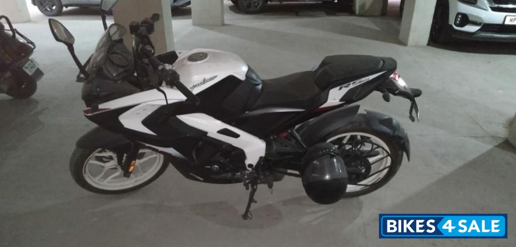 Pearl Metallic White Bajaj Pulsar RS 200