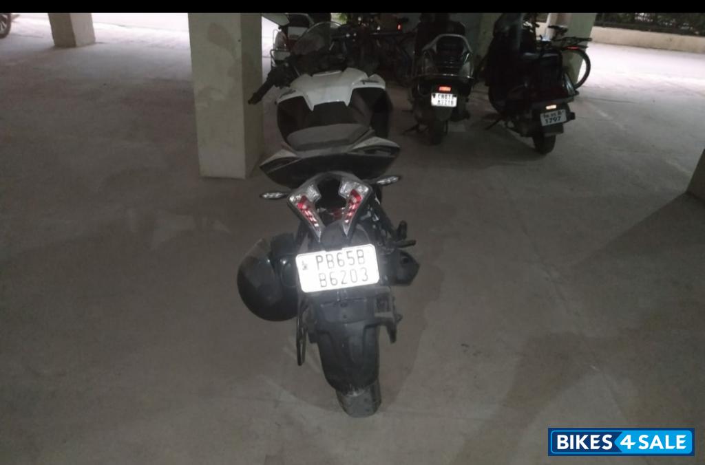 Pearl Metallic White Bajaj Pulsar RS 200