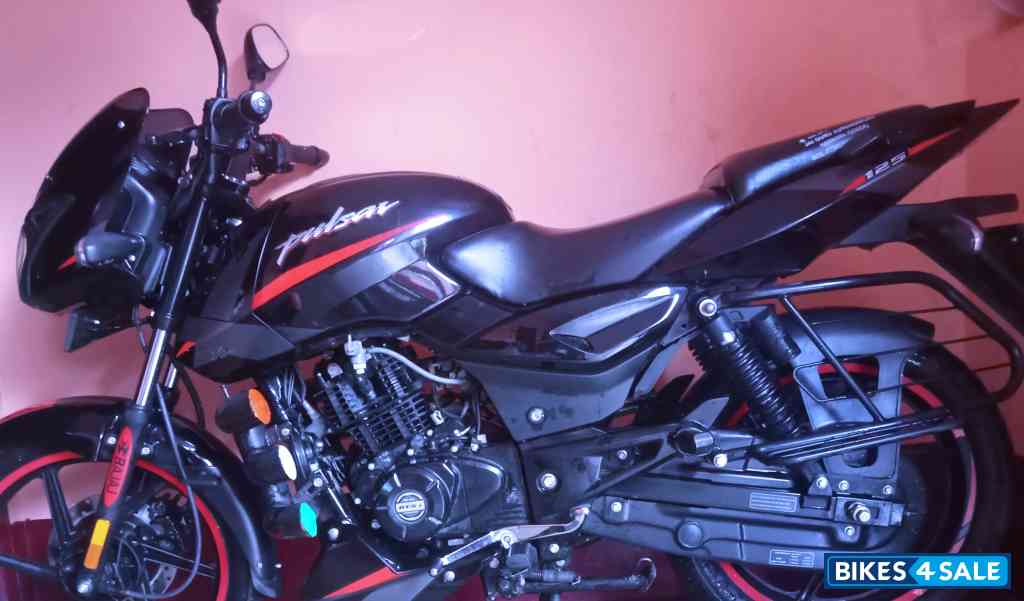 Black Bajaj Pulsar 125 Split Seat
