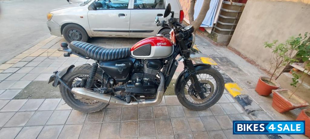 Red Yezdi Scrambler Dual Tone