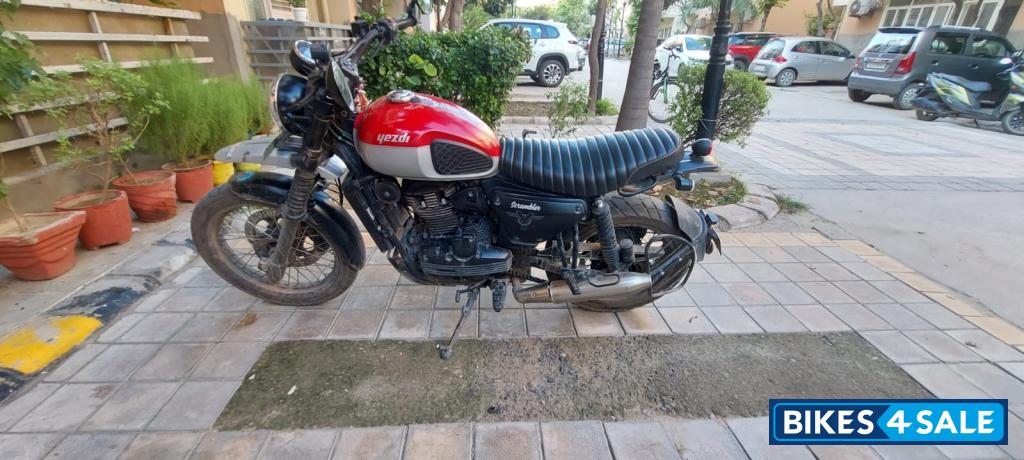 Red Yezdi Scrambler Dual Tone Red Yezdi Scrambler Dual Tone