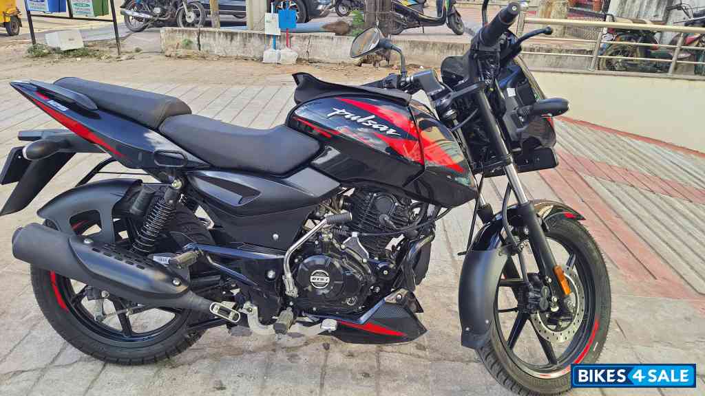 Bajaj Pulsar 125 Carbon Fibre Disc Split Seat Bajaj Pulsar 125 Carbon Fibre Disc Split Seat