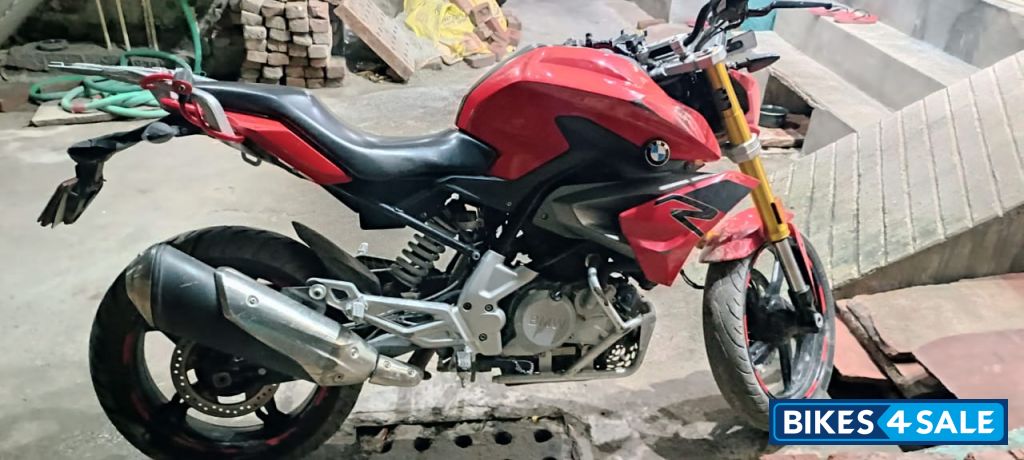 Red BMW G 310 R