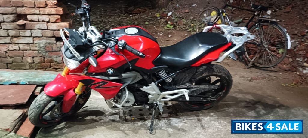 Red BMW G 310 R