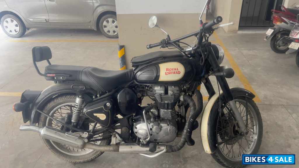 Black Royal Enfield Classic 500
