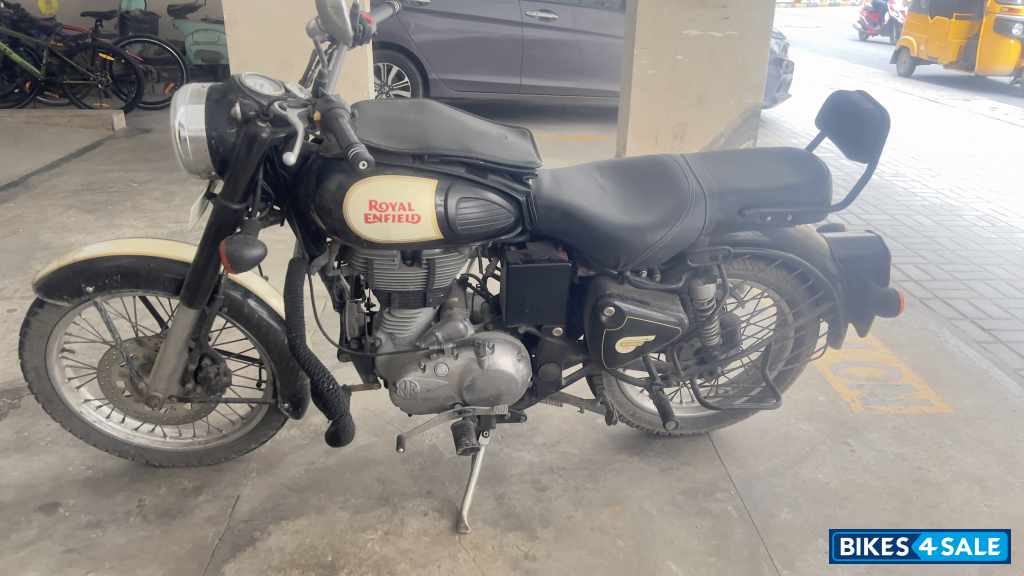 Black Royal Enfield Classic 500