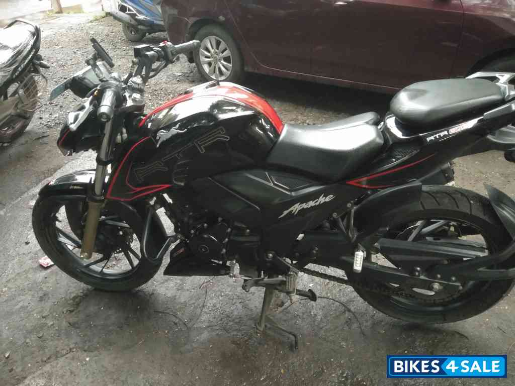 Black TVS Apache RTR 200 4V 2022