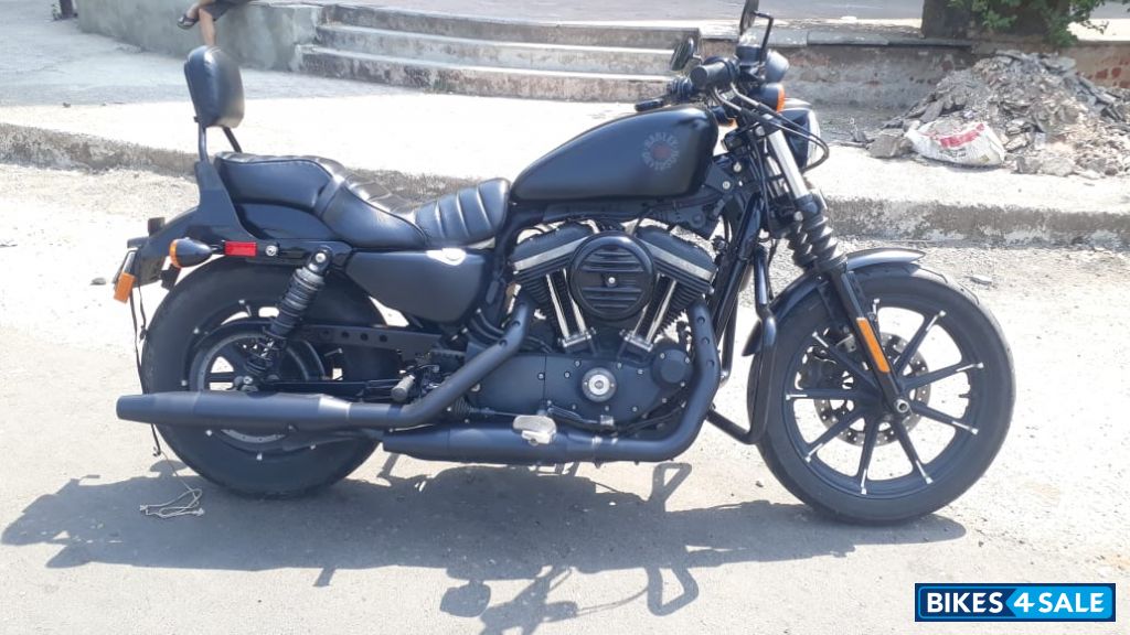 Black Harley Davidson Iron 883