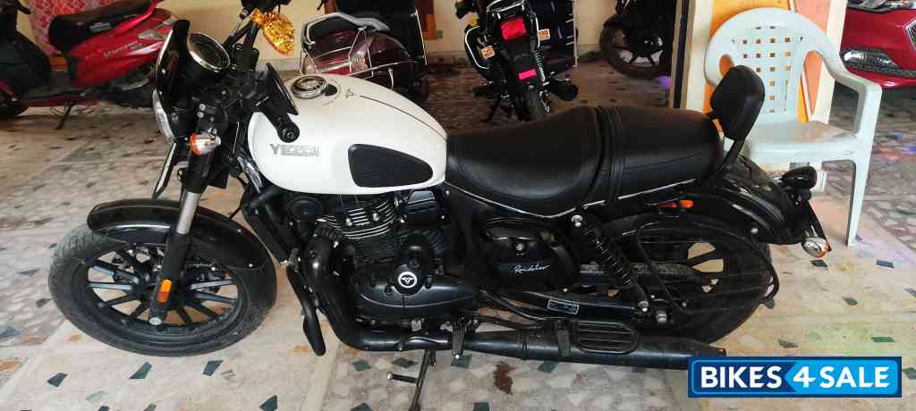 Yezdi Roadster OB2 glacial white