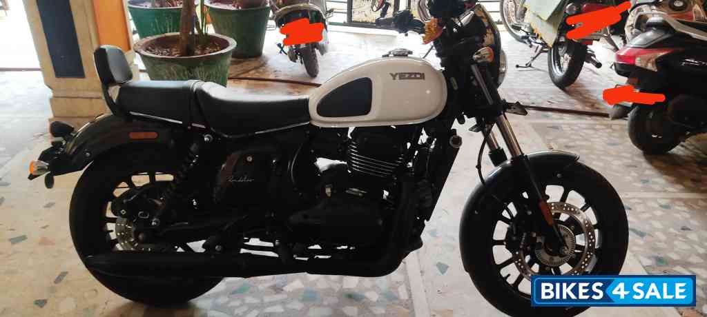 Yezdi Roadster OB2 glacial white