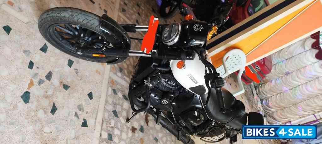 Yezdi Roadster OB2 glacial white