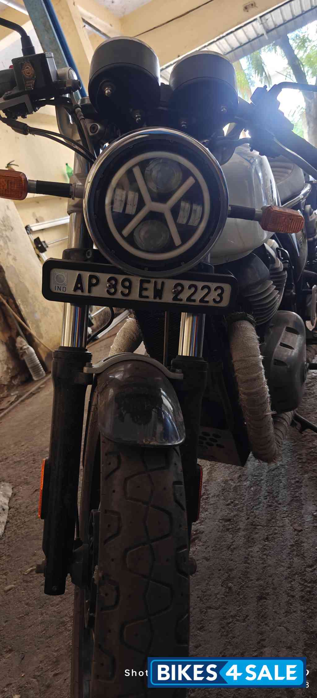 Icy Queen Royal Enfield Continental GT 650