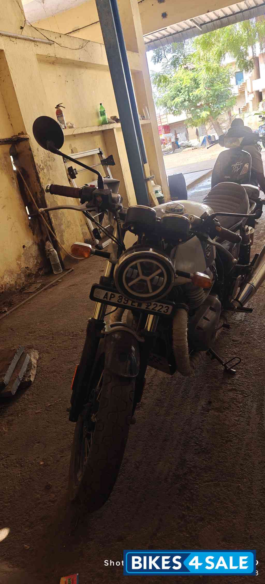 Icy Queen Royal Enfield Continental GT 650