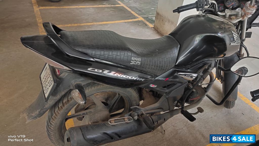 Pearl Igneous Black Honda CB Unicorn