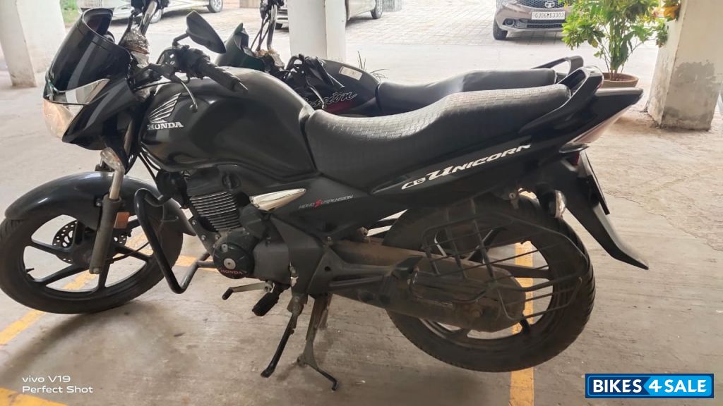 Pearl Igneous Black Honda CB Unicorn