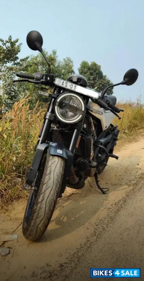 Silver And Black Husqvarna Vitpilen 250