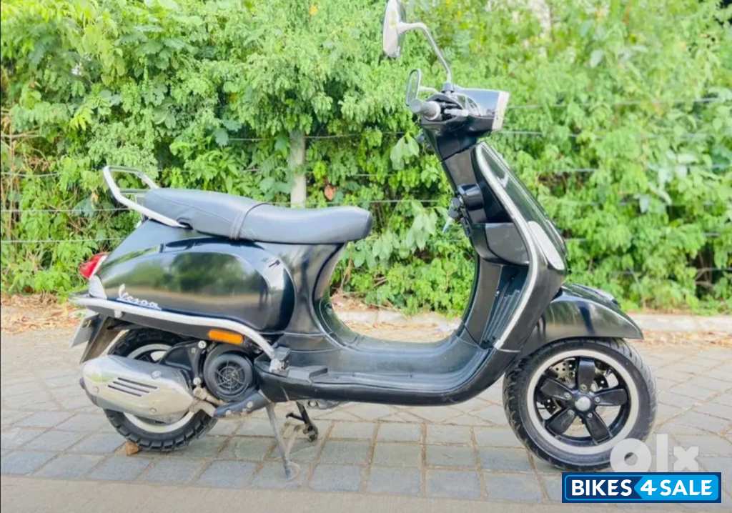 Black Vespa SXL 125 BS6 Black Vespa SXL 125 BS6