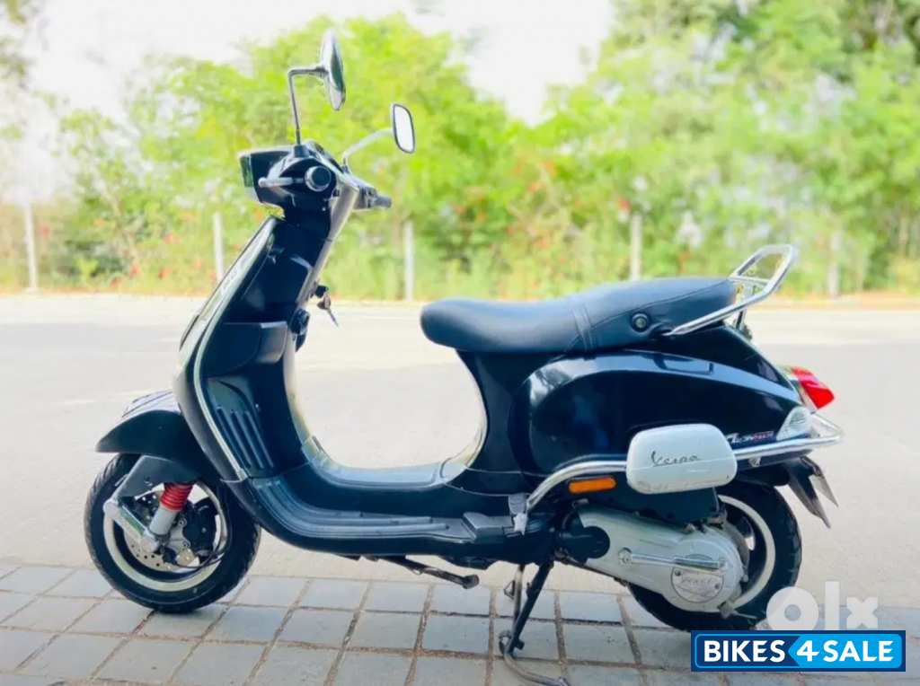 Black Vespa SXL 125 BS6 Black Vespa SXL 125 BS6