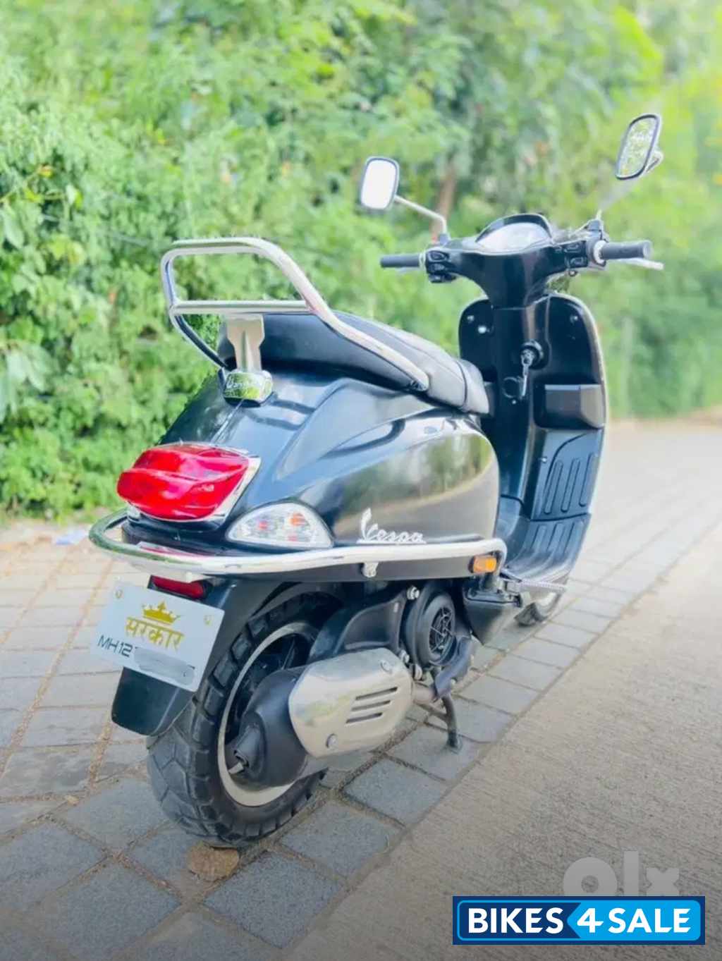 Black Vespa SXL 125 BS6 Black Vespa SXL 125 BS6