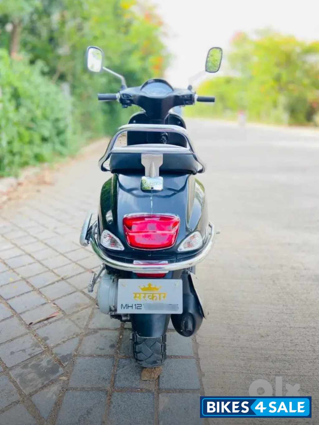 Black Vespa SXL 125 BS6