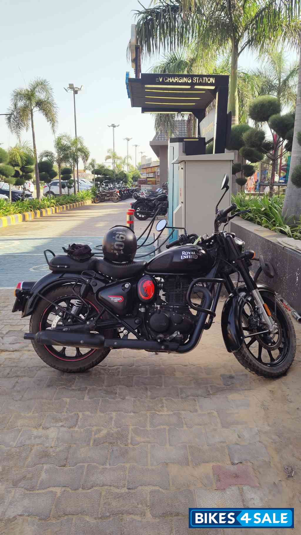 Dark Stealth Black Royal Enfield Classic 350 Dual Channel BS6 Dark Stealth Black Royal Enfield Classic 350 Dual Channel BS6