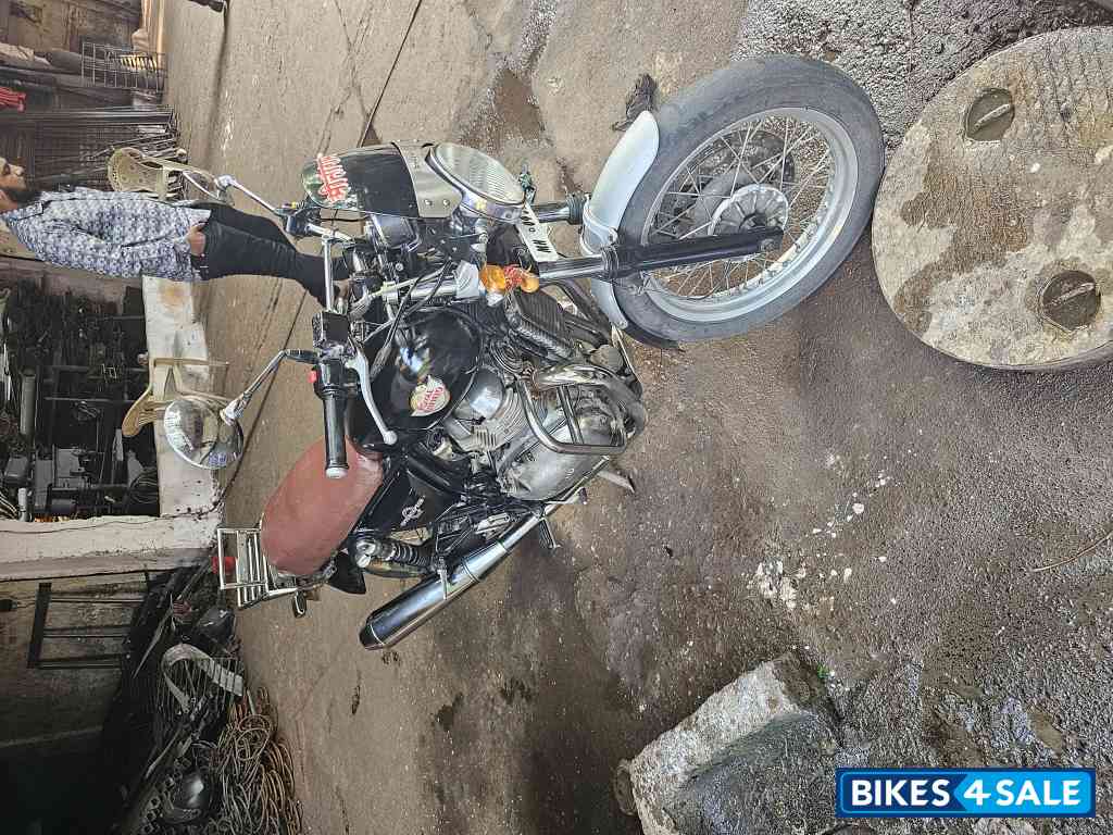 Black Royal Enfield Interceptor 650 Twin