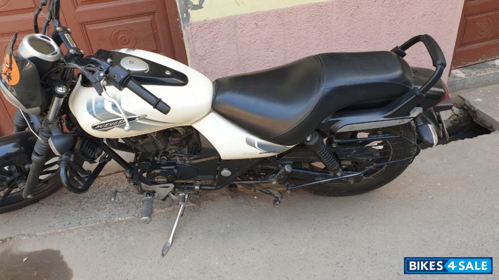 White Bajaj Avenger Street 220