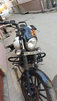 White Bajaj Avenger Street 220