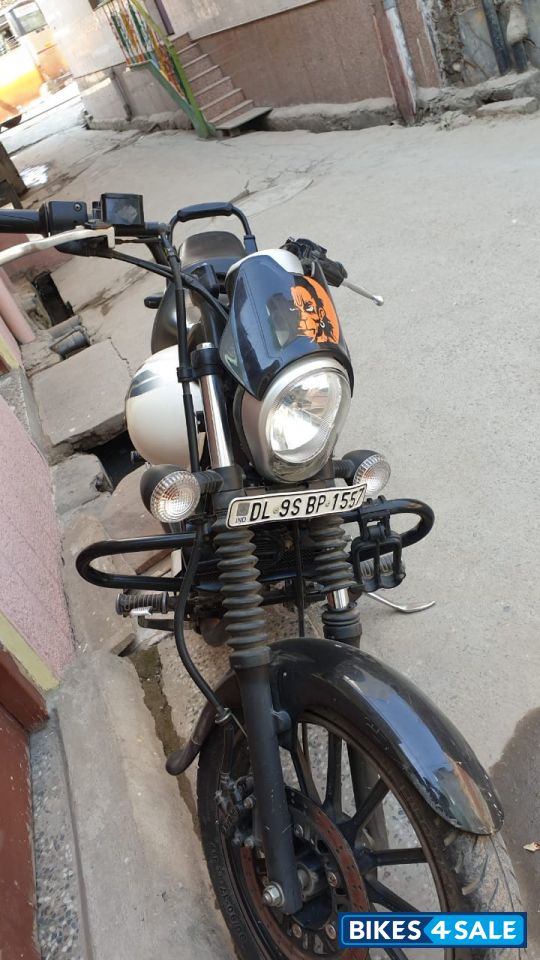 White Bajaj Avenger Street 220