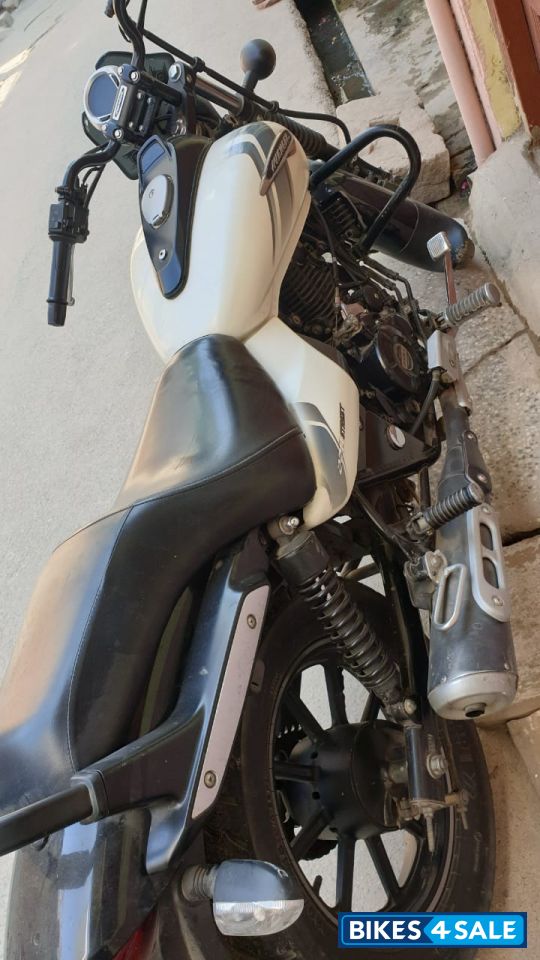 White Bajaj Avenger Street 220