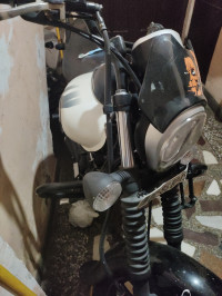 White Bajaj Avenger Street 220