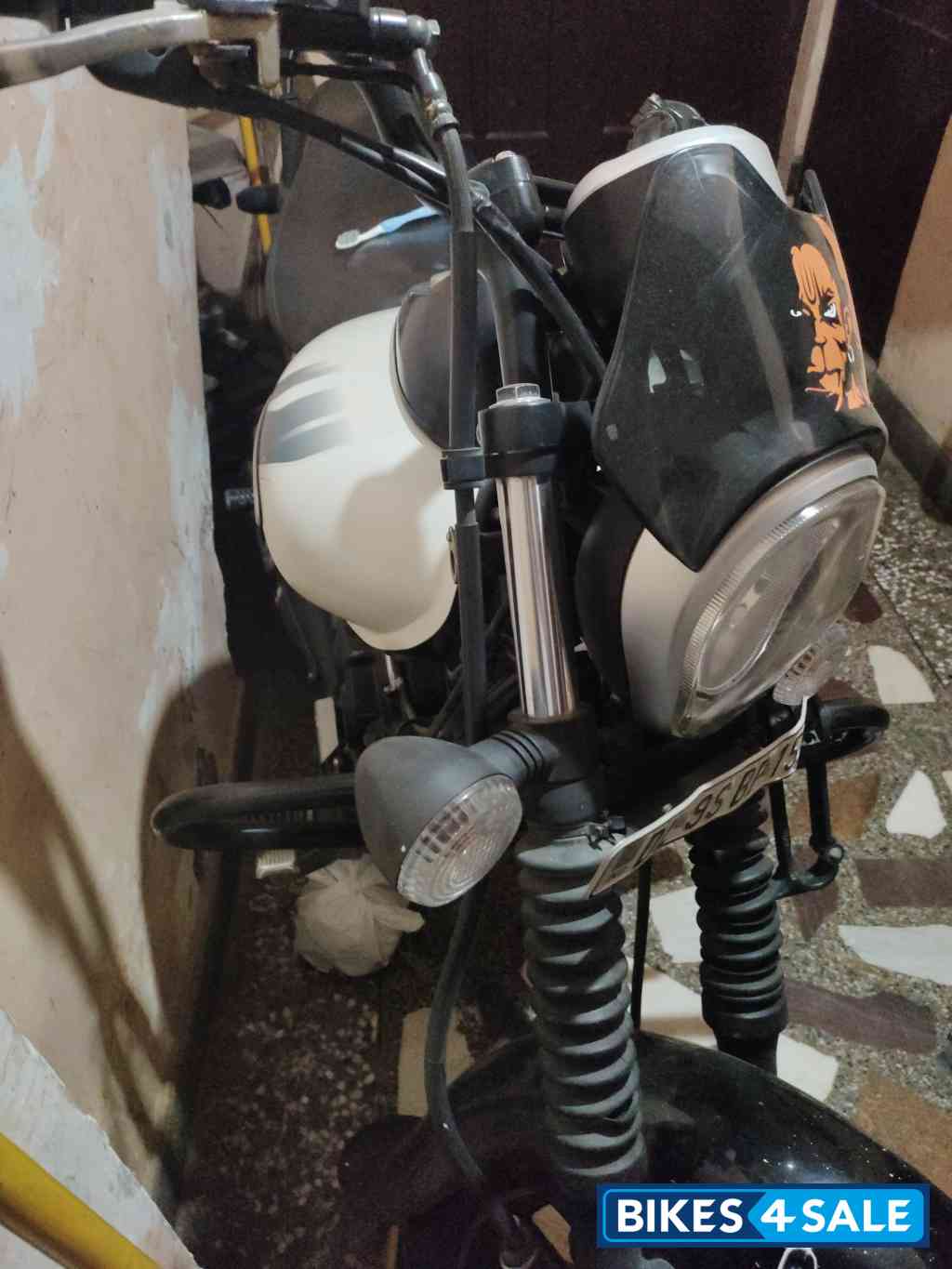 White Bajaj Avenger Street 220