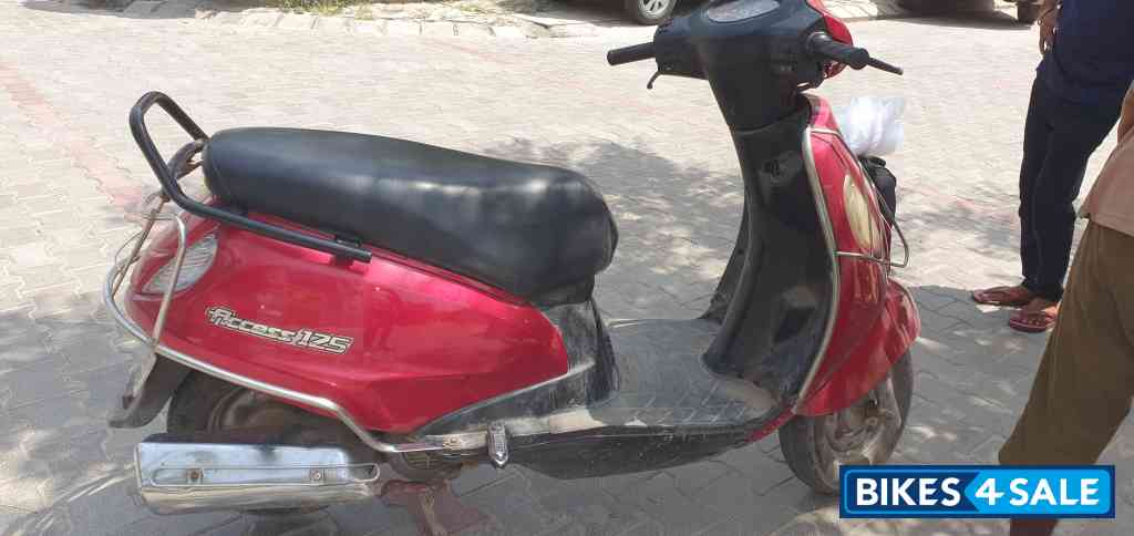 Red Suzuki Access 125