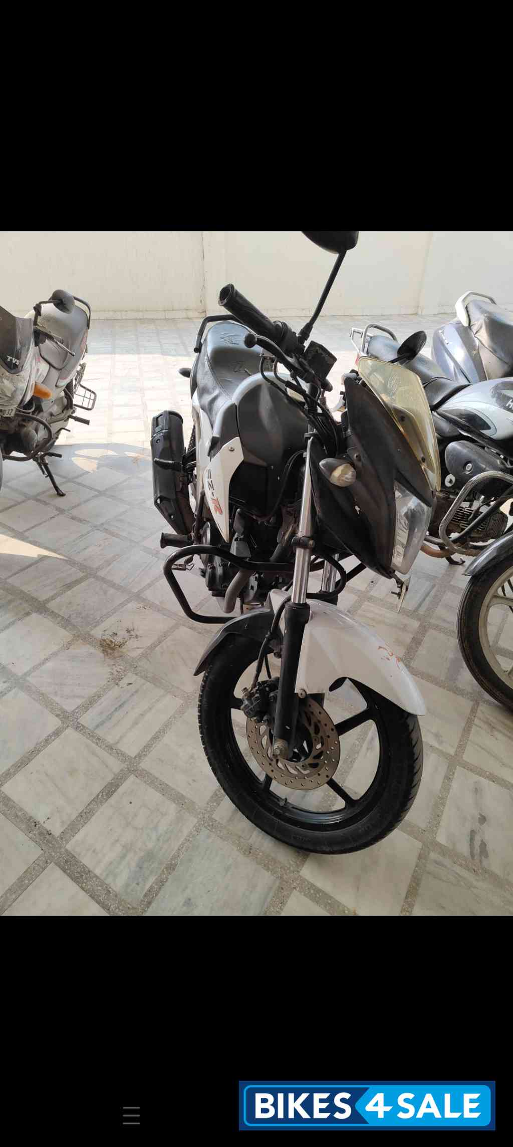 Black Yamaha SZ-R Black Yamaha SZ-R