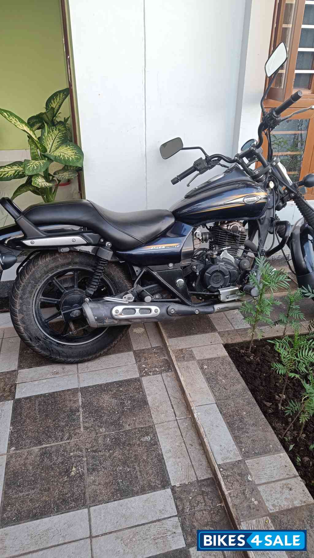 Blue Bajaj Avenger Street 150
