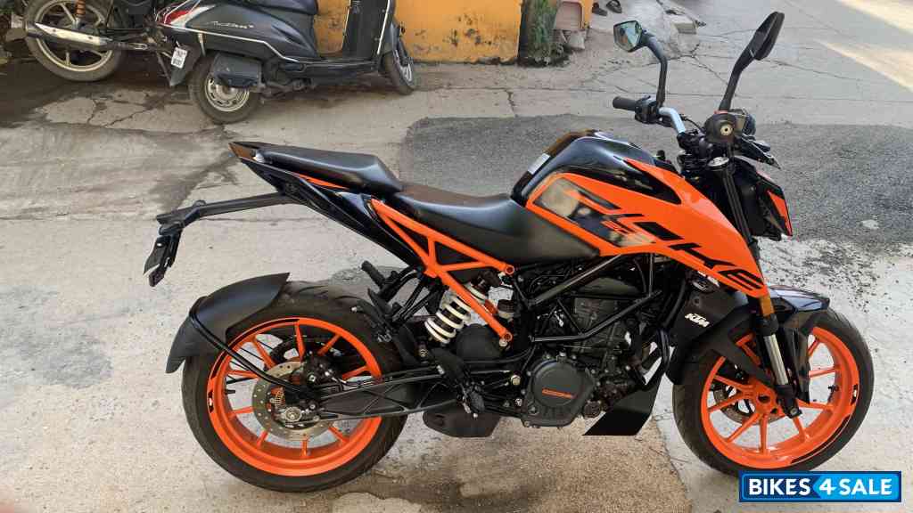 Orange KTM Duke 200 ABS