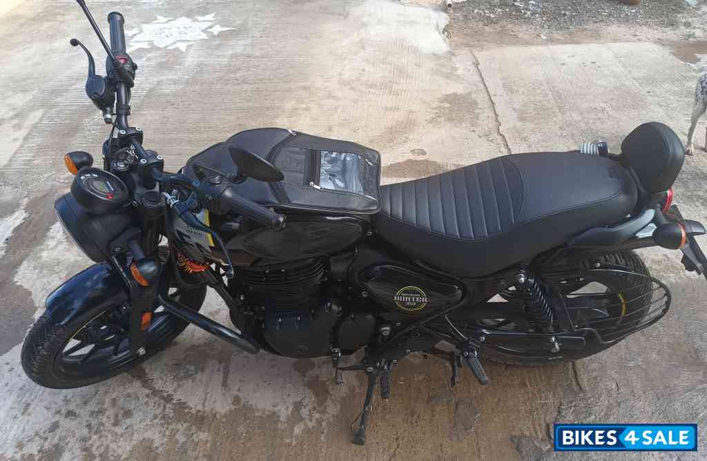 Black Royal Enfield Hunter 350 Metro