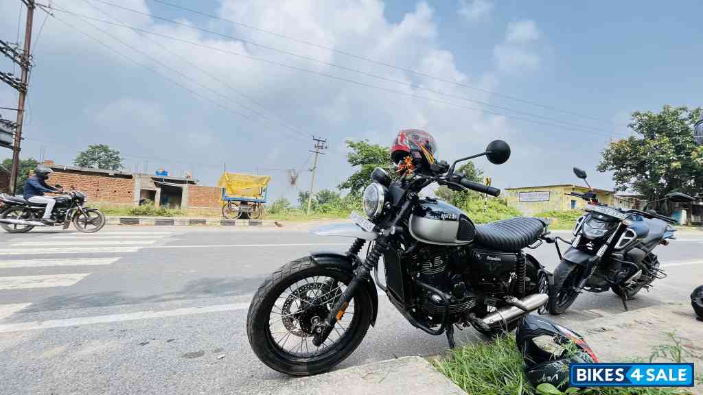 Yezdi Scrambler Dual Tone