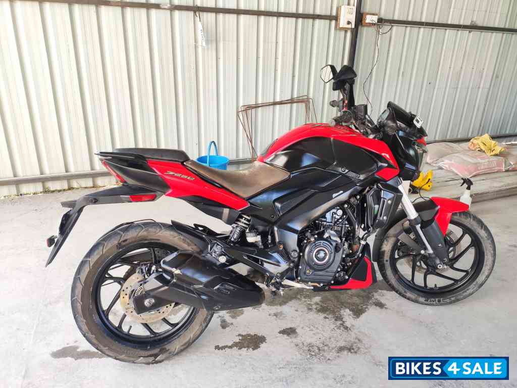 Red Bajaj Dominar 250