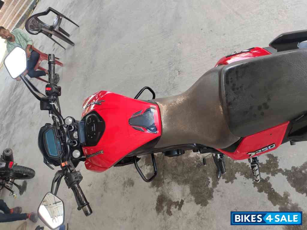 Red Bajaj Dominar 250