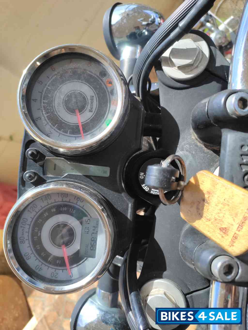 Red Benelli Imperiale 400 BS6