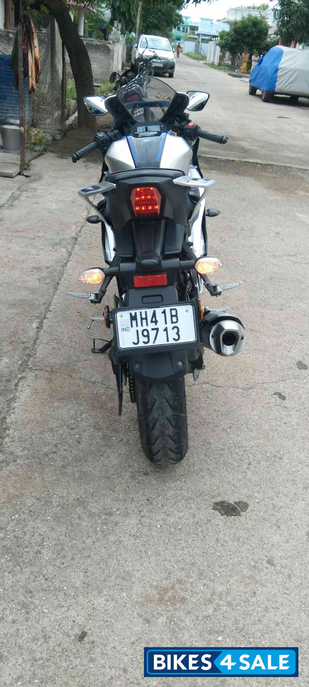 Silver Yamaha R15M Silver Yamaha R15M