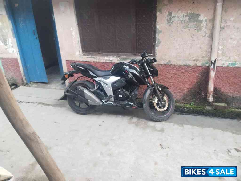 Black & Grey TVS Apache RTR 160 4V BS6