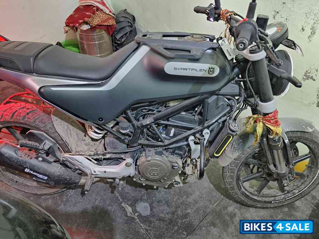 Gray Husqvarna Svartpilen 250 2020