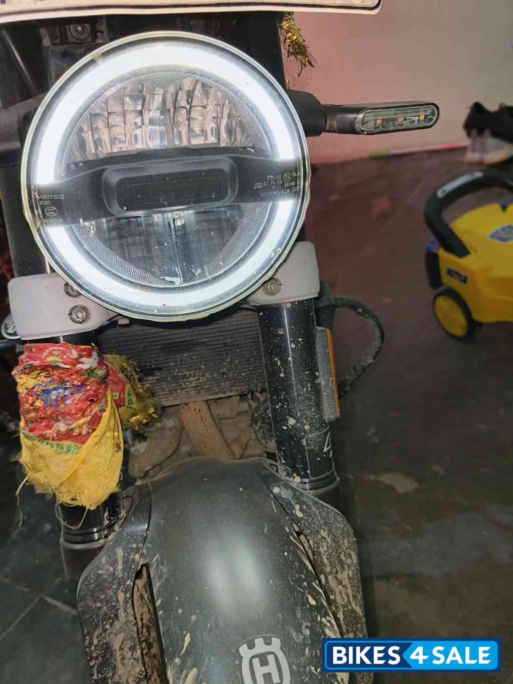 Gray Husqvarna Svartpilen 250 2020