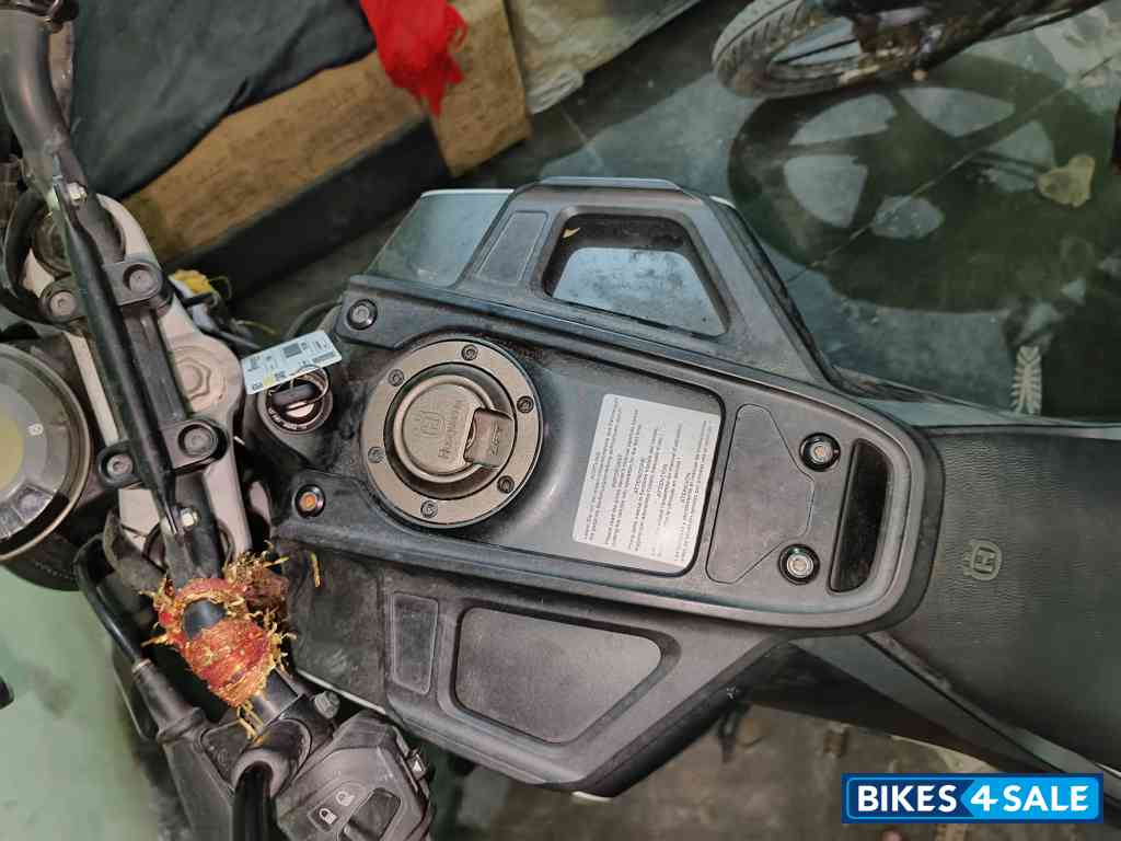 Gray Husqvarna Svartpilen 250 2020