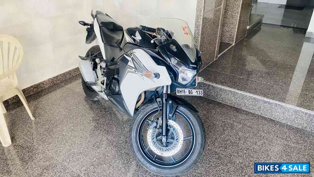 White Black Honda CBR 150R