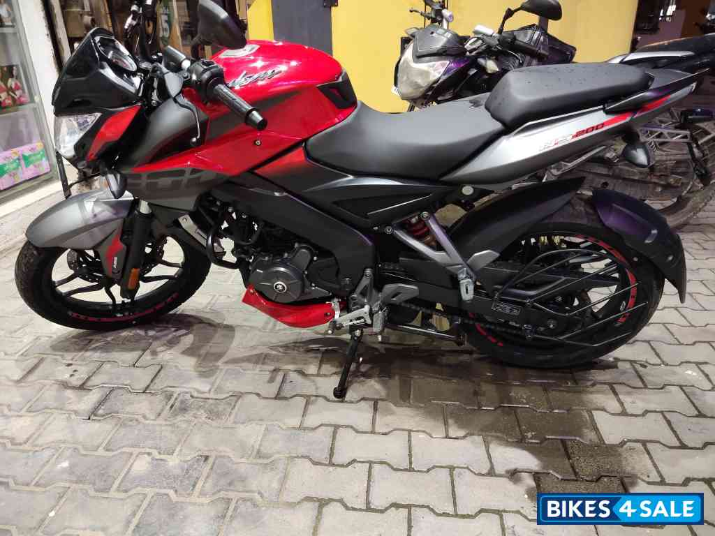 Red Bajaj Pulsar NS200