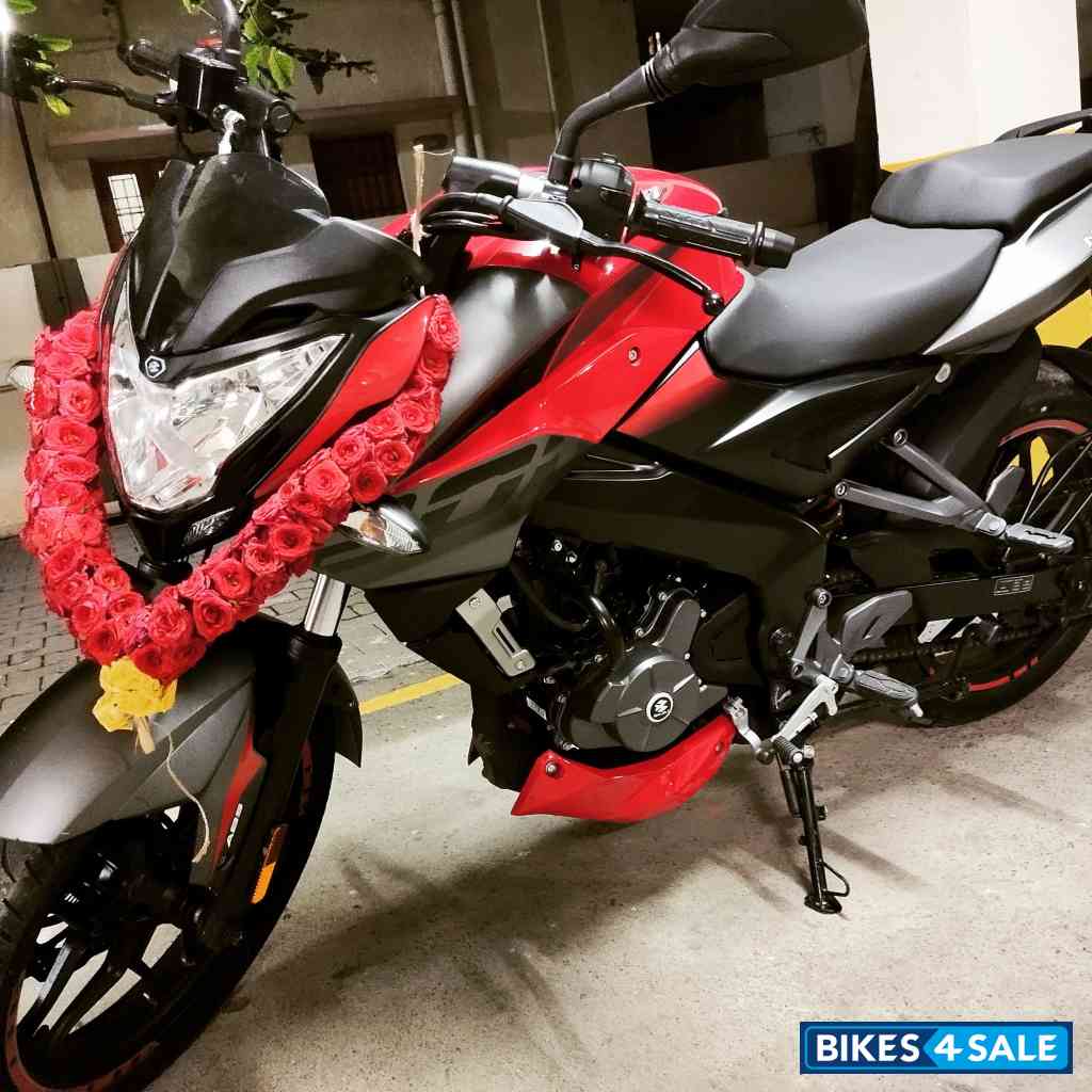 Red Bajaj Pulsar NS200