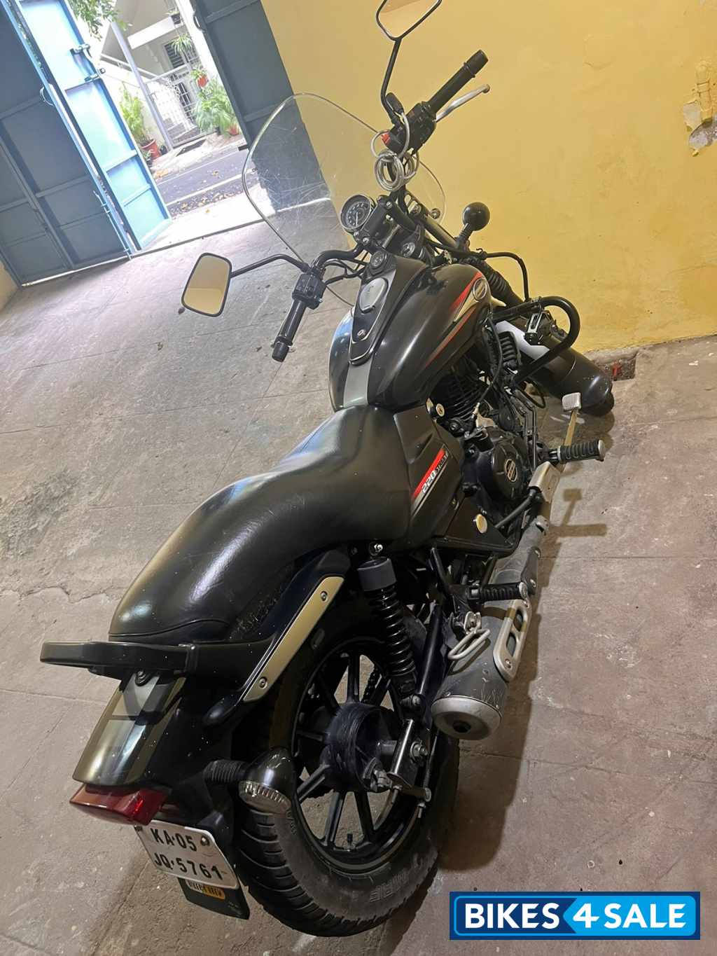 Black Bajaj Avenger Street 220